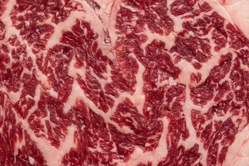 Ausschnitt aus dem Anschnitt eines True-Wagyu-Ribeyes: feine Fettadern durchziehen den Muskel