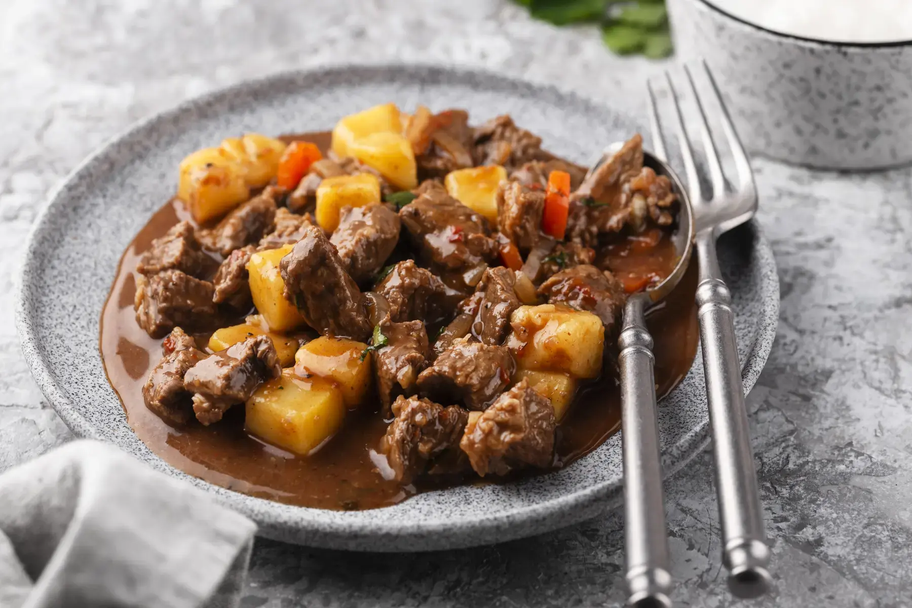Wagyu Gulasch: Rezept mit Kartoffeln und Möhren