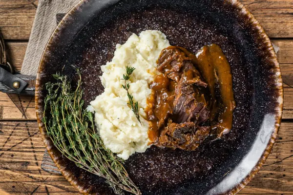 Wagyu Bäckchen schmoren: Rezept mit Rotweinsauce