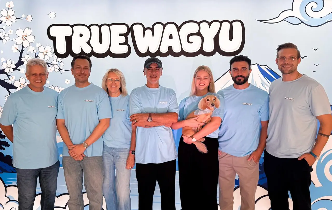 Das Team von True Wagyu vor der Wandmalerei im Lager