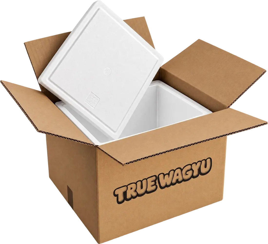 Geöffnete Versandbox von True Wagyu: brauner Karton mit Aufdruck, darin die weiße Isolierbox aus Styropor mit abgehobenem Deckel